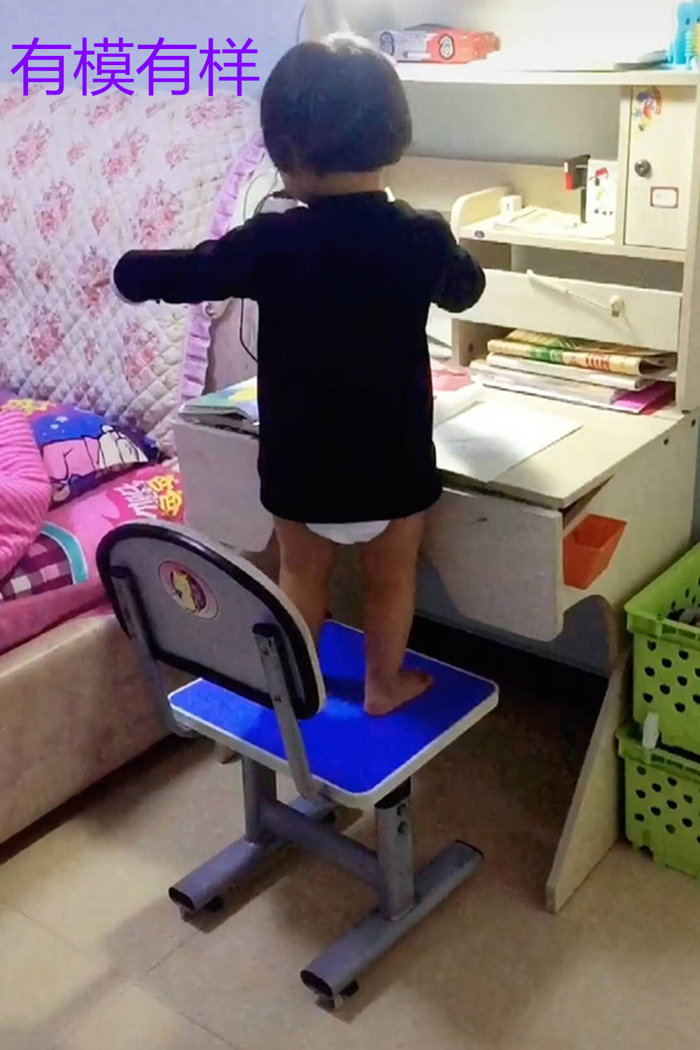 穿尿不湿的妹妹替俩哥写作业,网友:上阵亲兄妹,说好的自律呢?