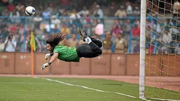 欣赏几个精彩的"蝎子摆尾"进球, 大伊布, 吉鲁领衔, 武磊上榜!