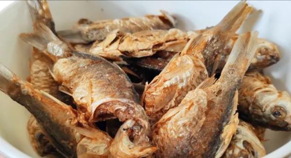 而这道油炸小鲫鱼虽然简单,但是对于