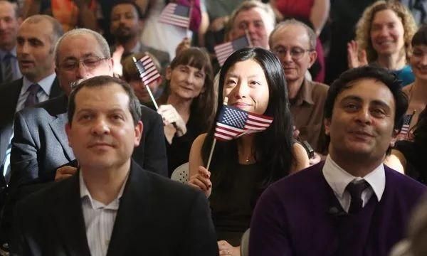 6000美籍华人叫嚣,中国必须承认双国籍,如今落得如此下场!