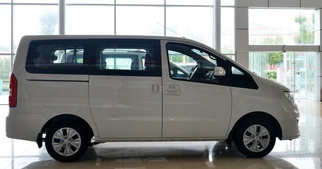 五菱宏光plus相比之下江淮瑞风m3的设计就要逊色几分了,老车这个身份