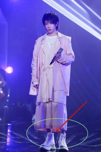 《歌手》华晨宇穿裙装现身,谁注意他脚上的鞋子?真不怕掉下来
