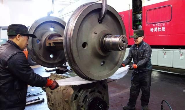 你知道火车轴承是怎样安装的吗?真的长了见识