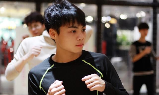 kpl选手身材,麟羽男生模板,最初女生梦寐身材,飞牛只有90斤?