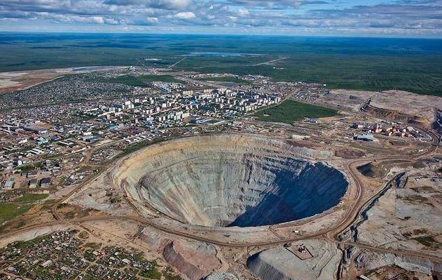 地球出现末日天坑深不见底成因成迷是自然形成还是另有原因