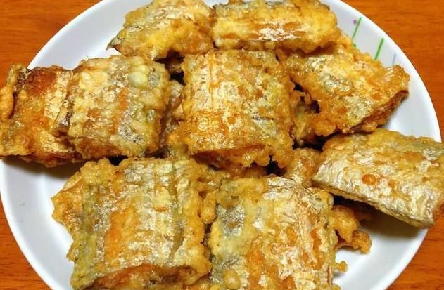 干炸带鱼时,只用淀粉就错了,加点它,外皮酥脆不粘锅