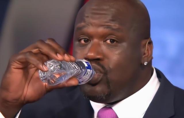 nba球员手掌有多大:乔丹能单手抓南瓜,一人手比a4纸还大