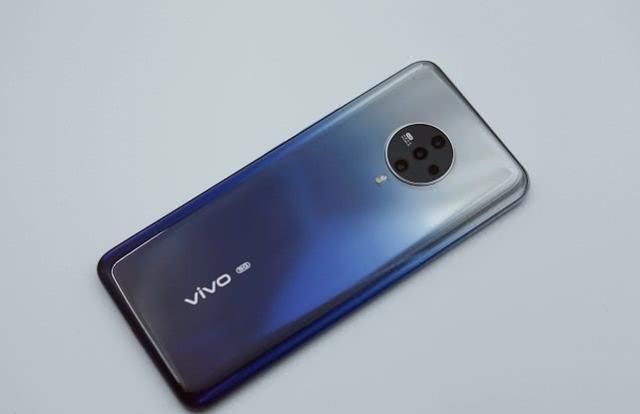 vivo s6採用了全新的工程塑料機身,得益於此,手機的機身控制在了8.