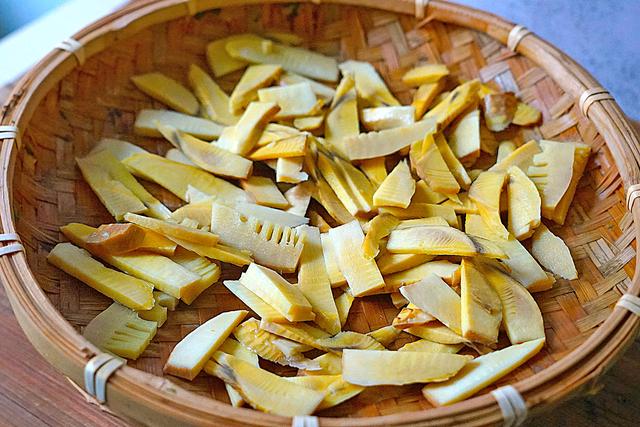 5,切片后的春笋,如果喜欢吃竹笋干的话,这时候就可以直接摊在竹匾上