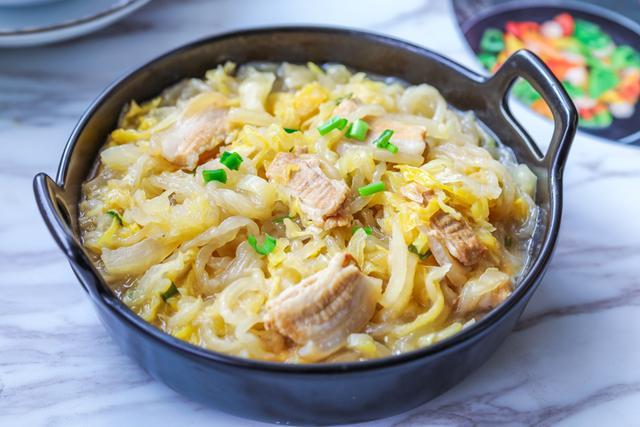 东北经典名菜猪肉白菜炖粉条,简单几步轻松解锁做法,不要太满足