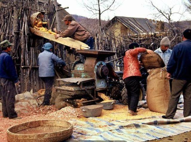 以前的农村,用自行车发电看电视,怀念这种生活!
