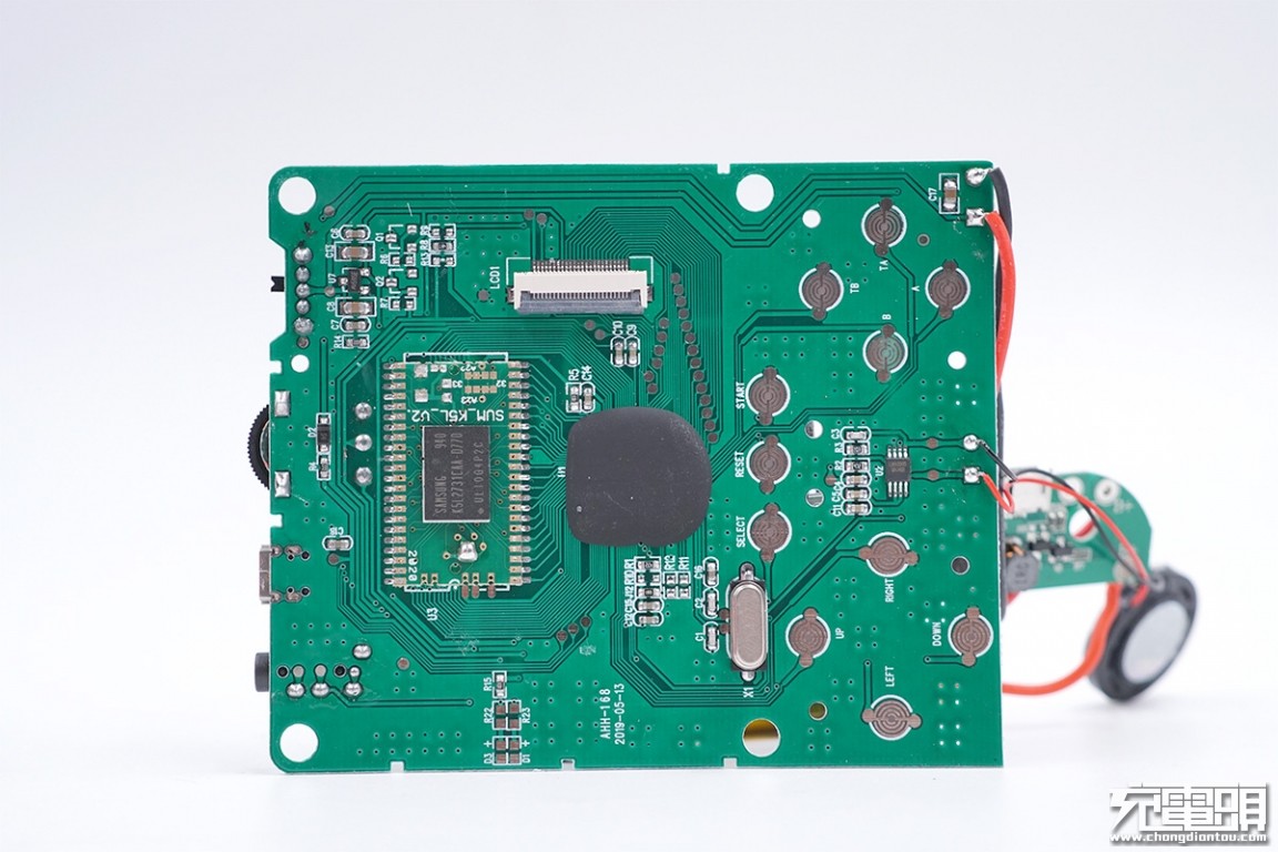 拆掉显示屏,板子中心位置是一颗通俗来讲牛屎封装的邦定芯片,旁边是