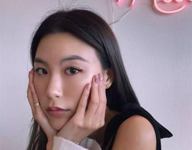 bella被网友偶遇在酒吧与神秘男子亲吻