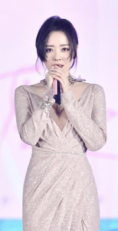 张靓颖终于惊艳一回,穿大v领裸色连衣裙还要开高叉,气场开挂