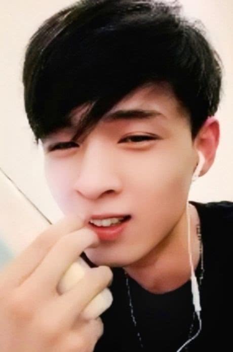 自拍困难户秦霄贤终于营业在线直播教自拍现场凹造型太真实了