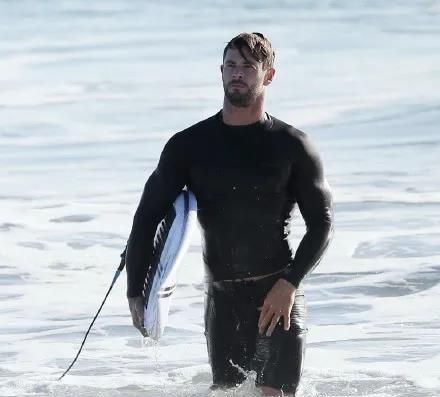 锤哥不愧是钢铁硬汉,胸肌实力抢镜,帅到尖叫