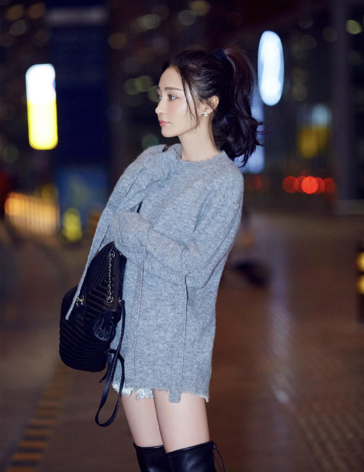 姚笛"下衣失踪穿搭"火了,灰色上衣配高筒靴显高洋气,真时髦