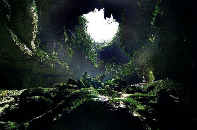 地球出现末日天坑深不见底成因成迷是自然形成还是另有原因