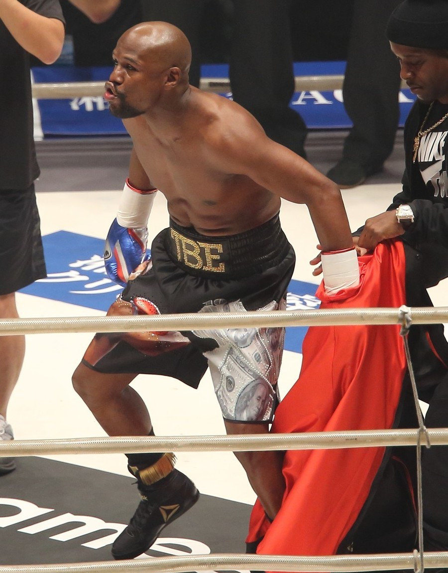 美国拳王梅威瑟的女儿被警察逮捕,连续刺情敌两刀,有钱就是任性