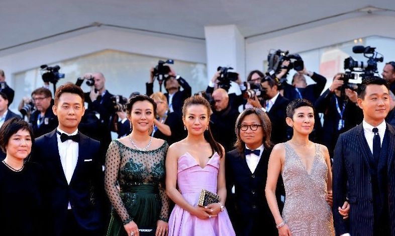 赵薇郝蕾同框比美,赵薇扎高马尾穿抹胸礼服裙,比小2岁郝蕾还嫩