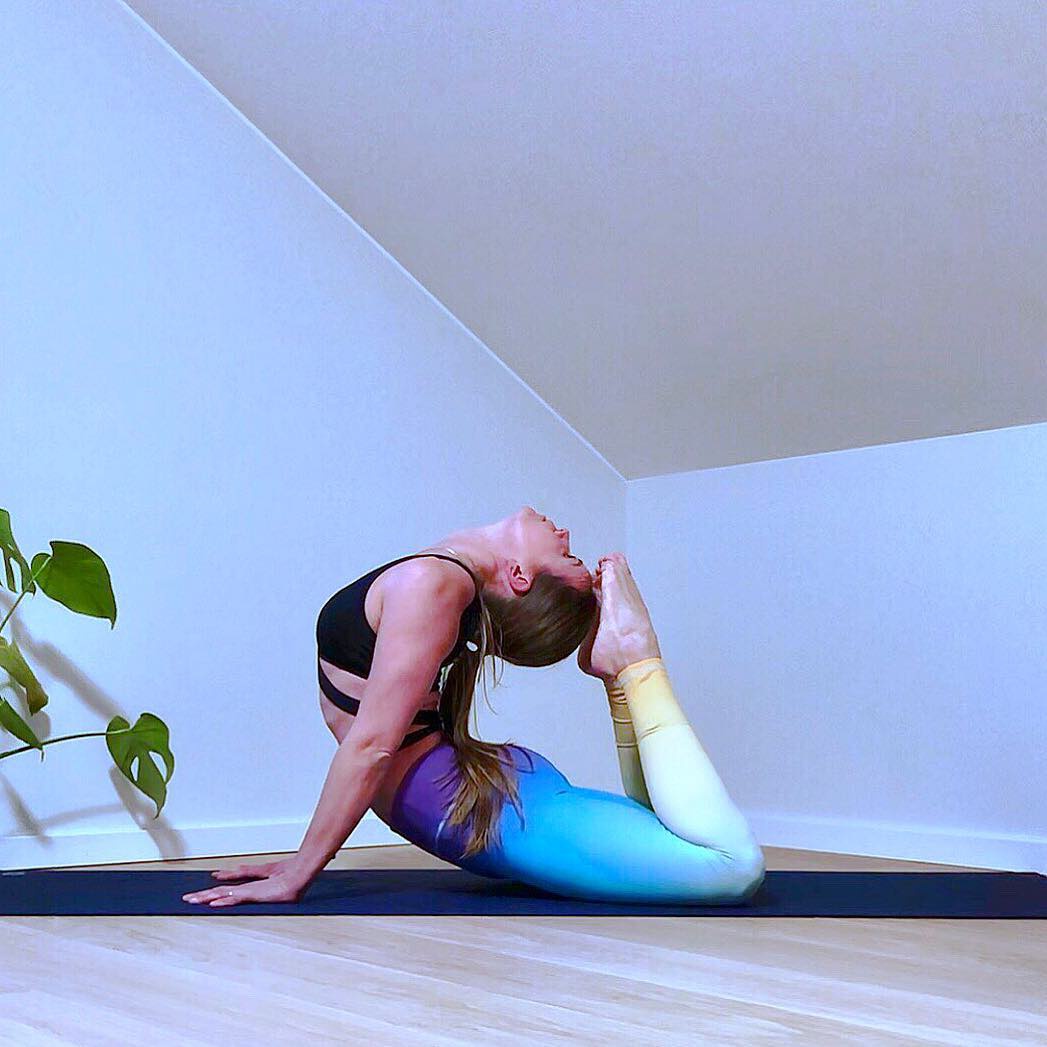 女神林允儿最新写真曝光,不同穿搭绽放不同魅力,身材气质太好了