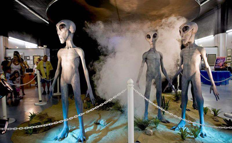 1995年,几名外国医生解剖了外星人,后来证明,这是个骗局