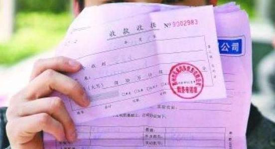 女土豪104万提奔驰，却被临时被加价7万，一个电话，4S店秒怂