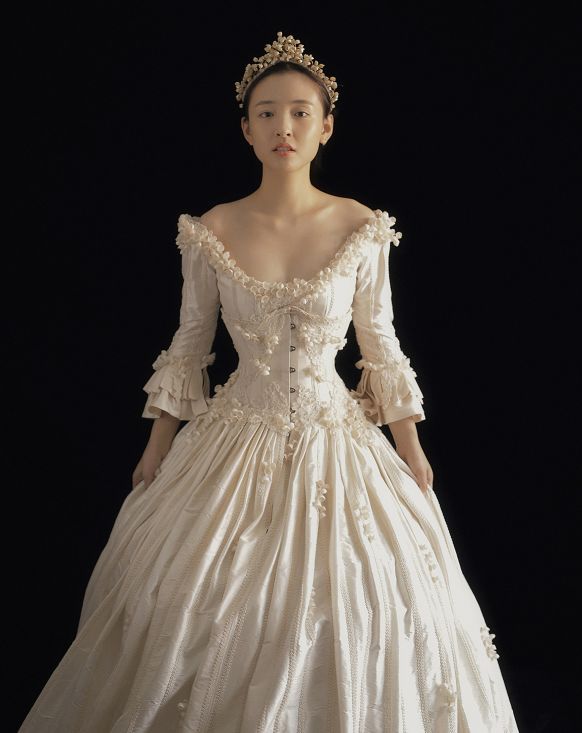 吴倩拍礼服写真全程都用"扇子捂",无意拿开的一瞬间,身材跪了