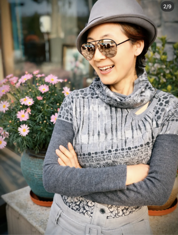 厉玲气质优雅,哪怕已过花甲之年,看起来气色很好,穿着打扮也很时髦