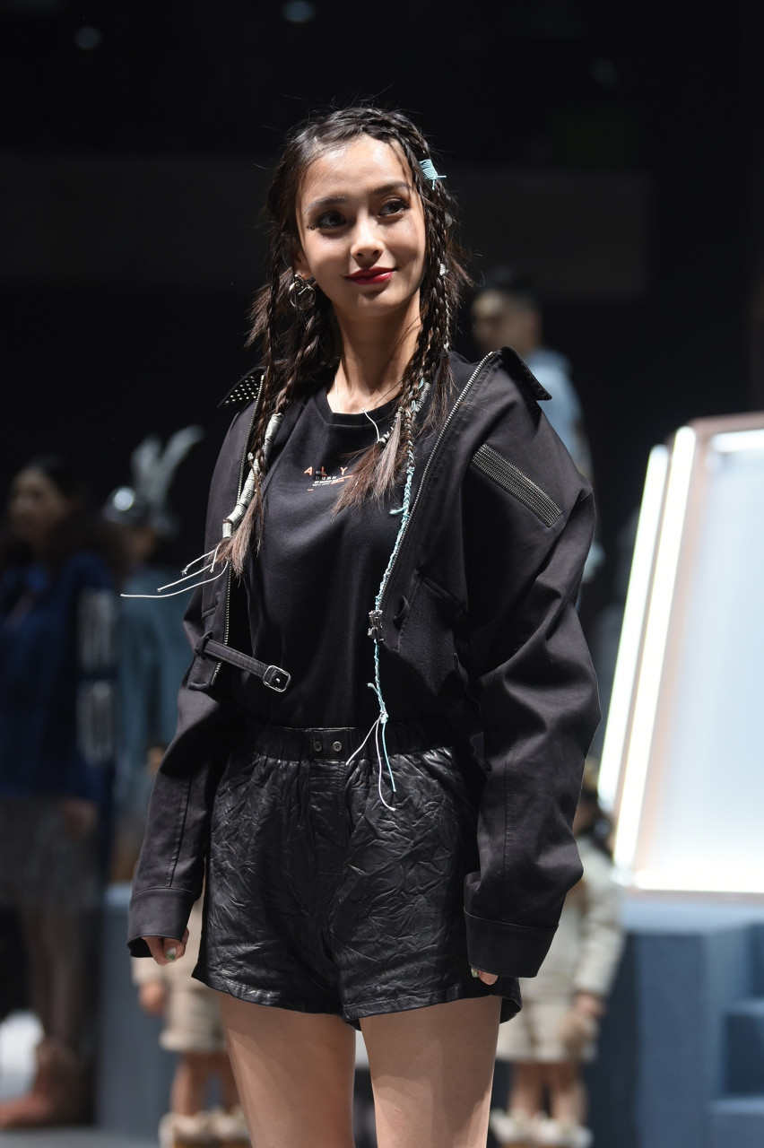 angelababy变身嘻哈女孩演绎帅气风鞋子太抢镜了