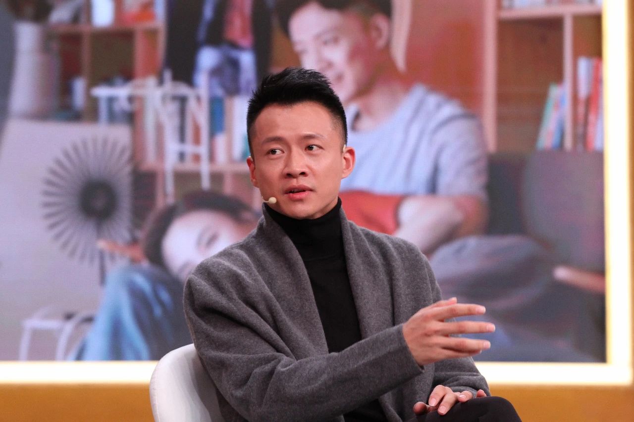 早在2012年,甫一出道他便凭央一年度大剧《知青》里的男一"赵天亮"被