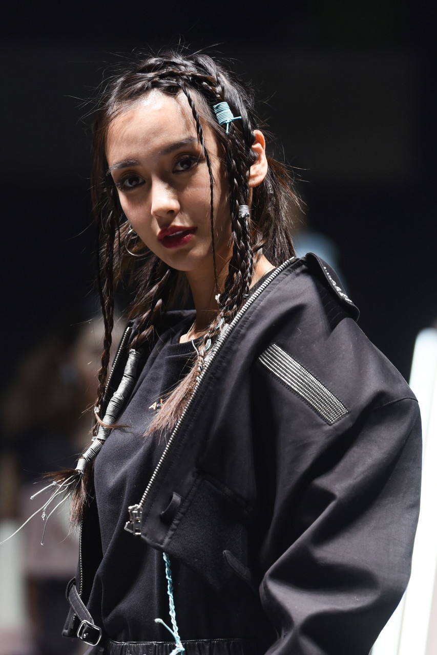 angelababy变身嘻哈女孩演绎帅气风,鞋子太抢镜了