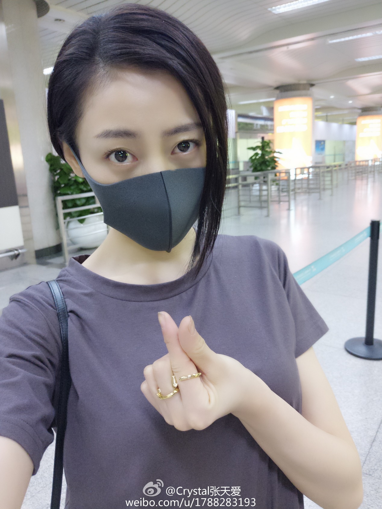 张天爱戴口罩出行,一手自拍一手比心,这非主流刘海比脸还长