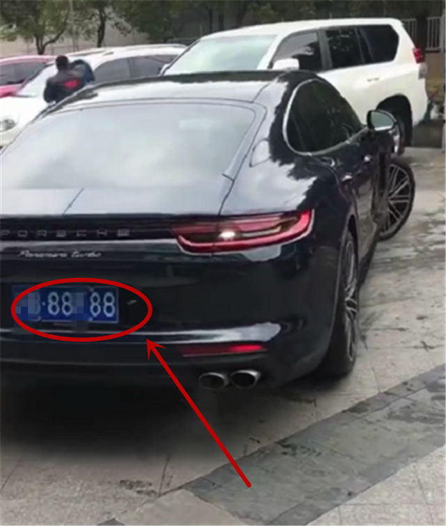 240万保时捷挂4个8车牌,牌就值6位数,车主是上海某集团大公子