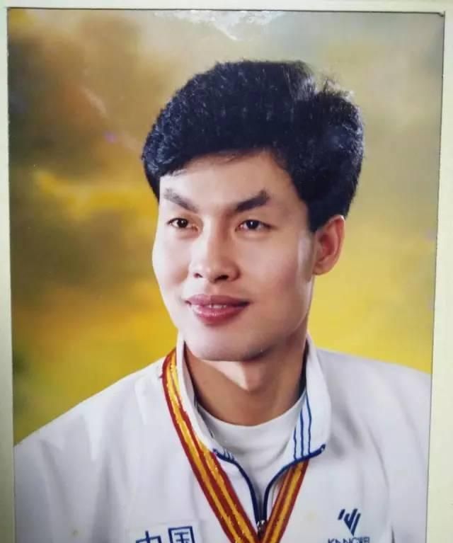 如今欧阳锦城也继承了父亲的篮球基因,有出众的身材和天赋,成为宏远三