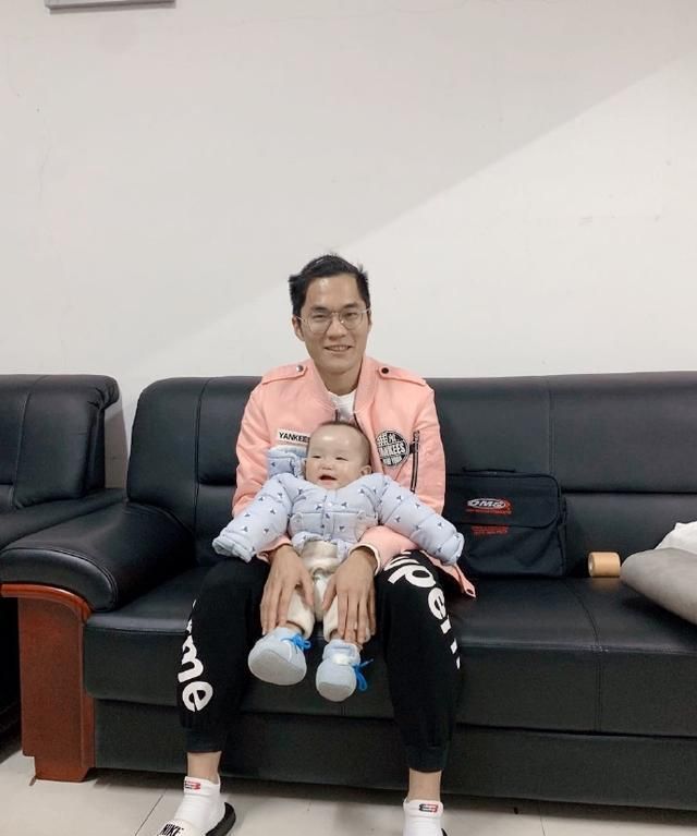 湖南女飞人廖孟雪留微长发 抱小孩引热议:又帅了还是像个男的