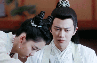 剧《锦衣之下》,让已婚的任嘉伦稳稳的走到了第一阶梯的小生队伍里面