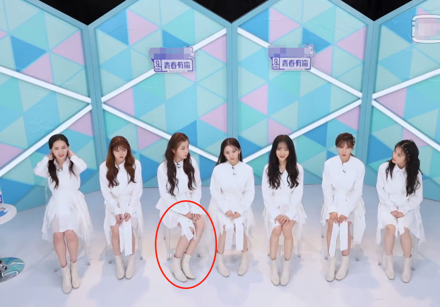 虞书欣表演结束,大家却在关注她的"贵妃"坐姿,肤色谁都比不上