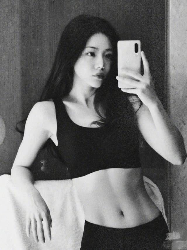 “小姨妈”邓家佳罕见晒健身照,身材火辣性感,蛮腰马甲线超养眼