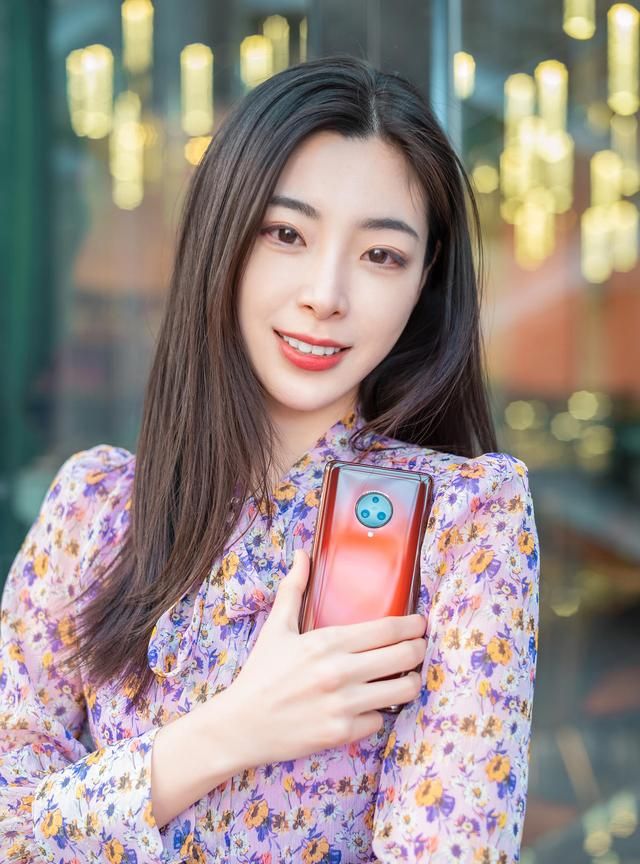 性能旗舰vivonex3s真机美女上手图