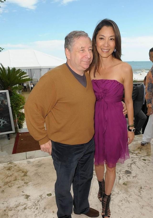 杨紫琼和74岁老公罕见秀恩爱,皮肤松弛抢镜