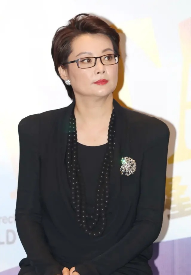 袁立没胖时身材真火辣,艳丽红裙藏不住丰满感,短发照样美得高调