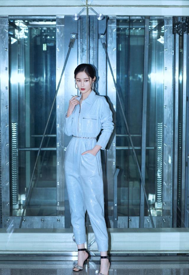 曾参与主持央视春节联欢晚会今穿泡泡袖连衣裙配短靴美腿吸睛