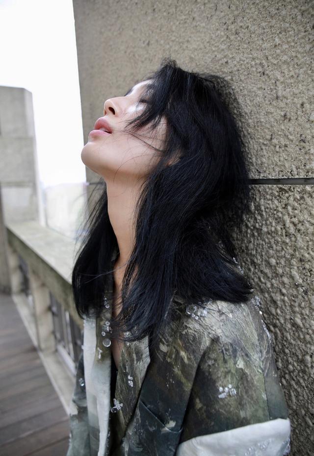 王紫璇腿长任性,穿渐变色水晶西装赤脚出镜,身材55分霸气十足