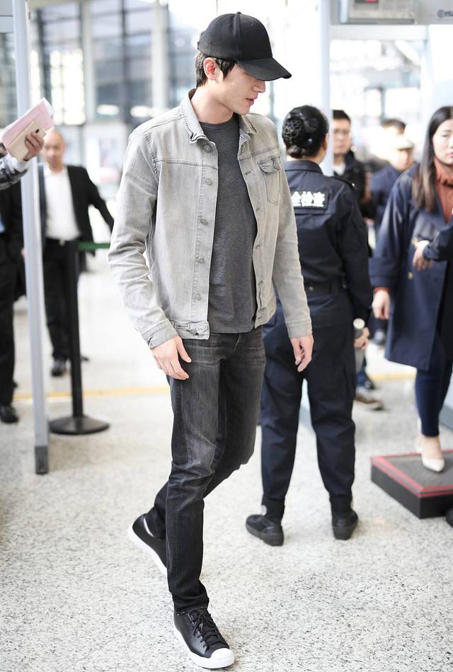 林更新海报是一股清流别人都拼命往帅了凹他却怎么丑怎么来