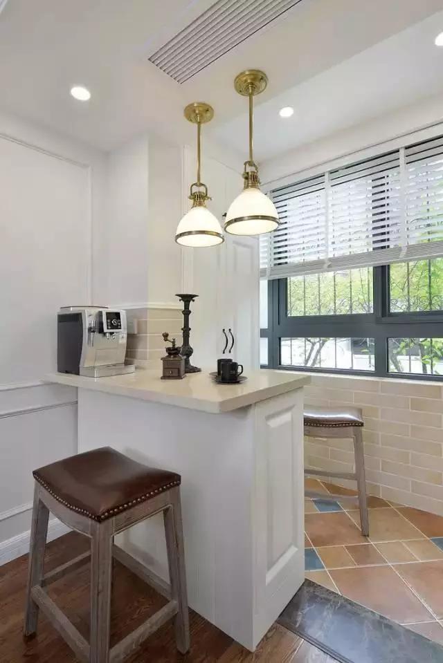 开放式的小户型阳台搭配一个吧台做隔断情调感满满