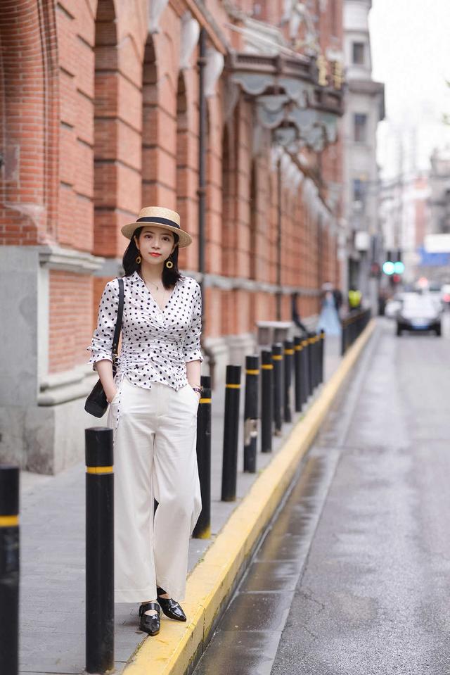 三木博主又凹造型,波点衬衫配阔腿裤减龄更优雅,复古气质太出众