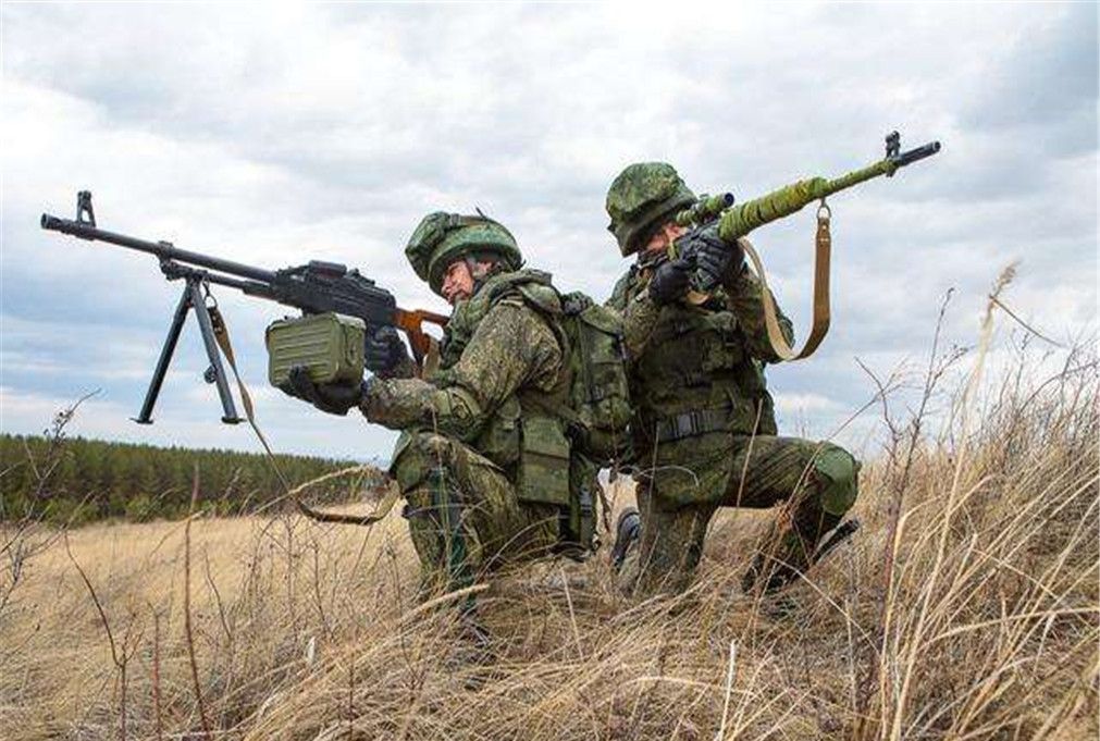 俄军重型火炮开火,数百辆坦克向边境发起冲锋