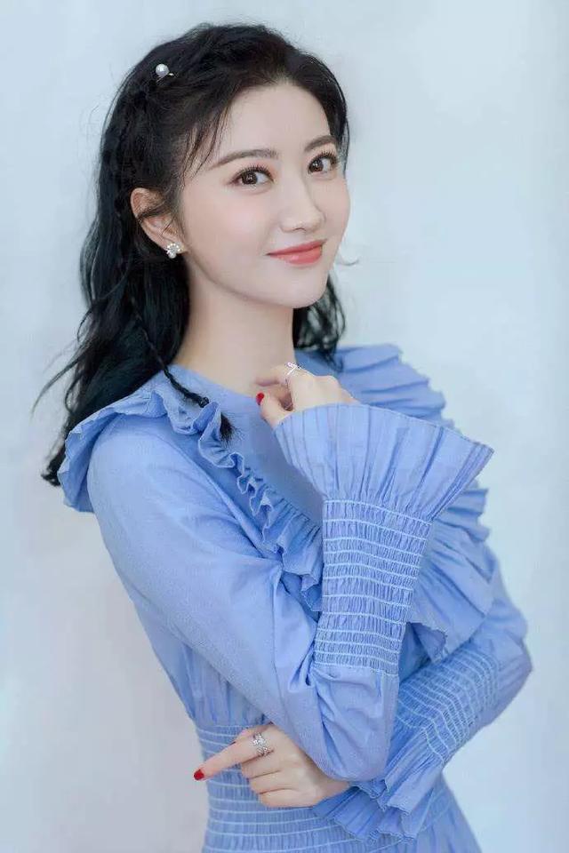 景甜长相甜美有气质,出演多部电视剧主角,却仍然徘徊在二线明星