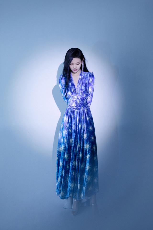 她与柳岩谢楠是同公司师姐妹,今穿t恤配9千的包,笑容清纯甜美